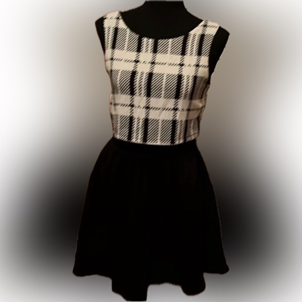Black and white dress - Picture 1 of 7
